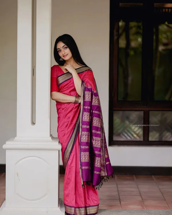 Pink_Woven_Kanjivaram_100%_Pure_Silk_Saree_with_Free_Saree_Cover